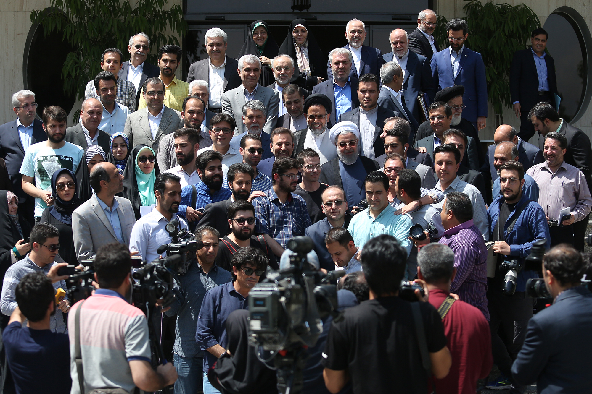 حضور صمیمی رئیس جمهور در جمع خبرنگاران در روز خبرنگار