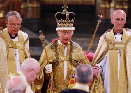 چارلز سوم به عنوان پادشاه بریتانیا تاجگذاری کرد<br>پایان هفت‌دهه انتظار برای تاج و تخت